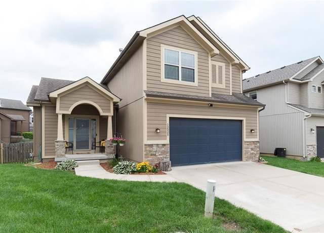 Property at 12525 Charlotte St, Kansas City, MO 64146, 3 beds, 2.5 baths