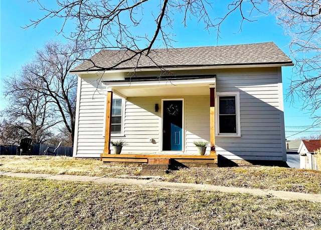 Property at 809 Elm St, Eudora, KS 66025, 3 beds, 2 baths