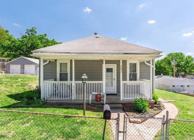 Property at 2805 S 20th St, St Joseph, MO 64503, 2 beds, 1.5 baths