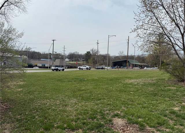 Property at 8701 N Oak Trfy, Kansas City, MO 64155