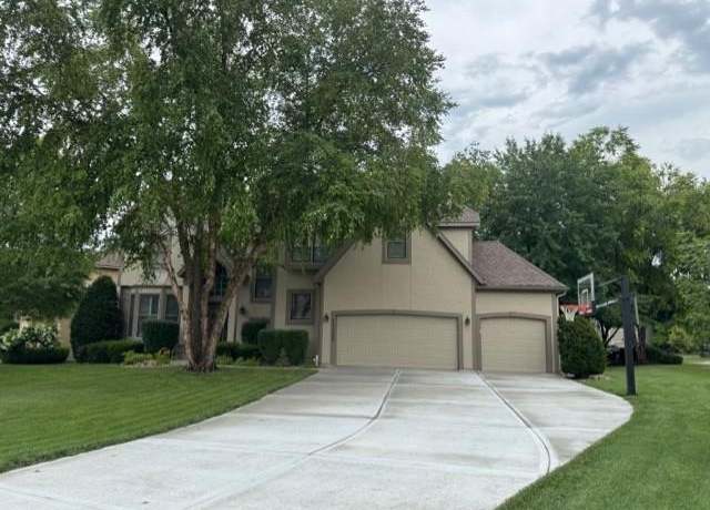 Property at 11305 W 140 Pl, Overland Park, KS 66221, 5 beds, 4.5 baths
