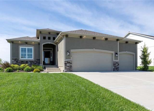 Property at 1115 NW 106th St, Kansas City, MO 64155, 4 beds, 3 baths