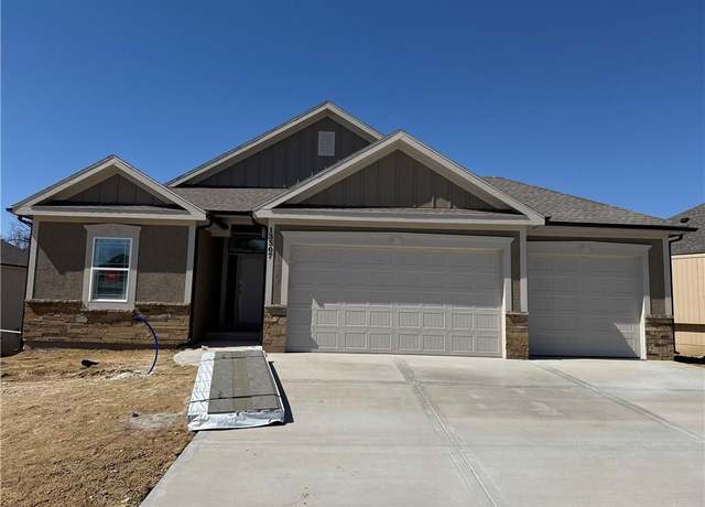Property at 13507 Terrace Park Dr, Parkville, MO 64152, 3 beds, 2 baths
