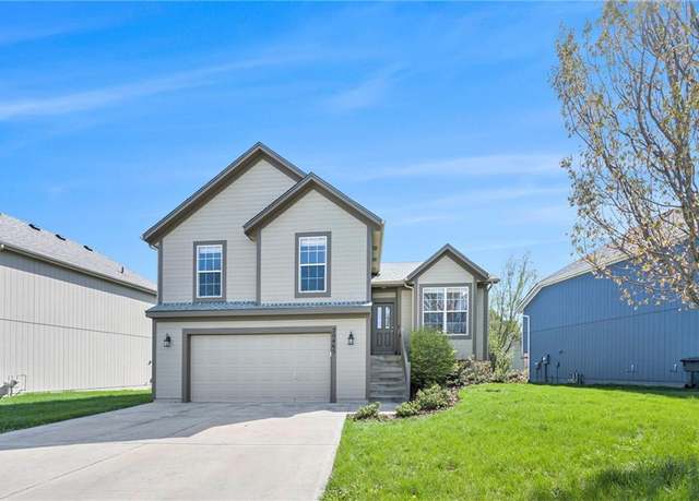 Property at 20465 W 125th Pl, Olathe, KS 66061, 3 beds, 2.5 baths