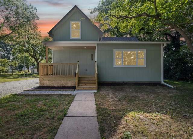 Property at 316 S Oak St, Ottawa, KS 66067, 4 beds, 2 baths
