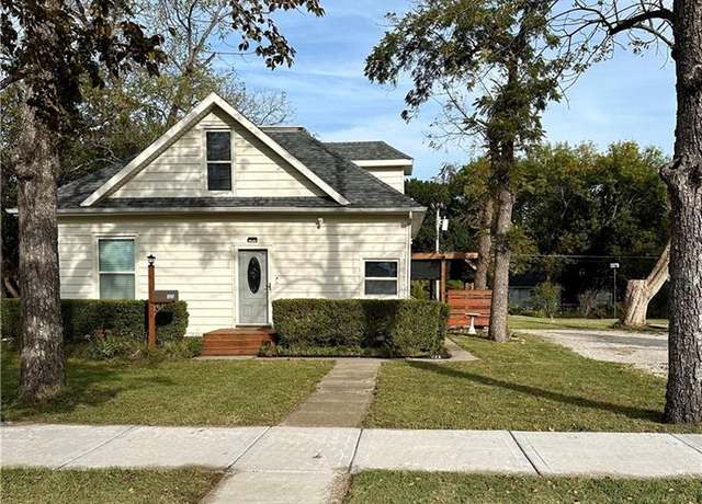 Property at 1325 S Cedar St, Ottawa, KS 66067, 4 beds, 2 baths