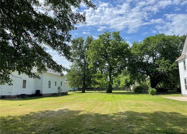 Property at 705 Lincoln St, Coffeyville, KS 67337