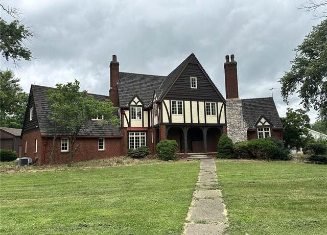 Property at 1005 E Normal St, Kirksville, MO 63501, 3 beds, 3.5 baths