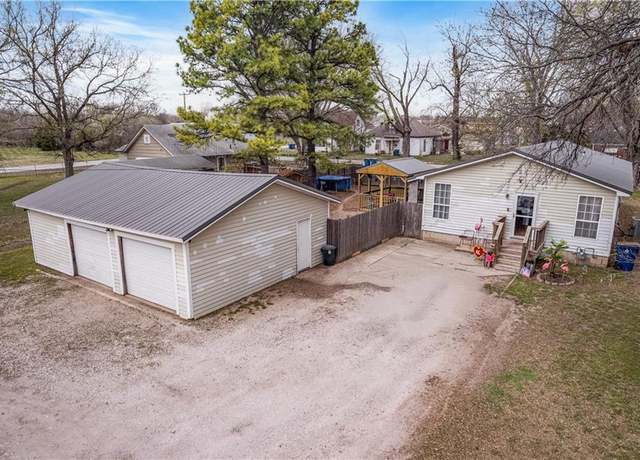 Property at 113 W Adams St, Coffeyville, KS 67337, 3 beds, 1.5 baths
