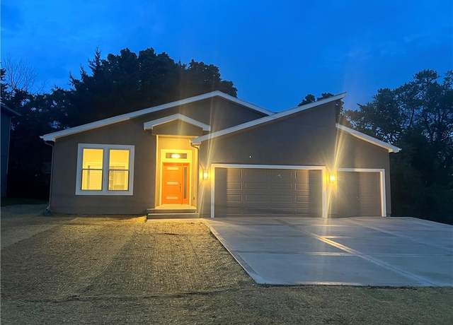 Property at 2320 NE 72nd St, Kansas City, MO 64118, 3 beds, 3 baths