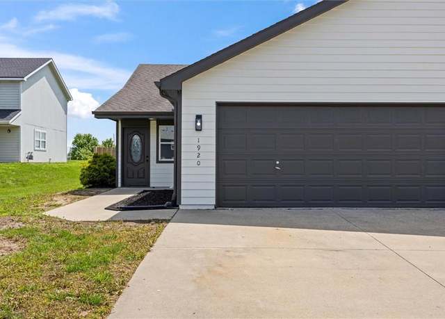 Property at 1920 Joles Dr, Tonganoxie, KS 66086, 3 beds, 2 baths