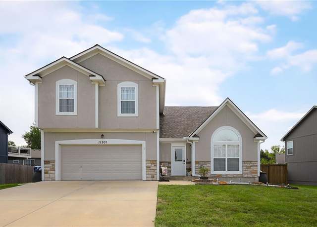 Property at 11501 E 207th Cir, Peculiar, MO 64078, 4 beds, 3.5 baths
