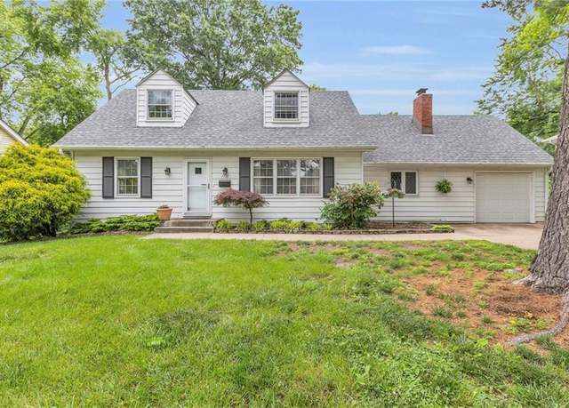 Property at 7701 W 97th St, Overland Park, KS 66212, 4 beds, 2 baths