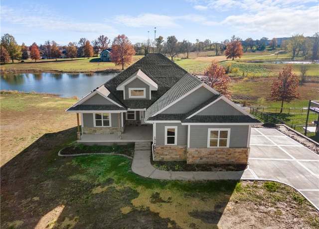 Property at 1516 Country Club Dr, Pleasant Hill, MO 64080, 4 beds, 3 baths