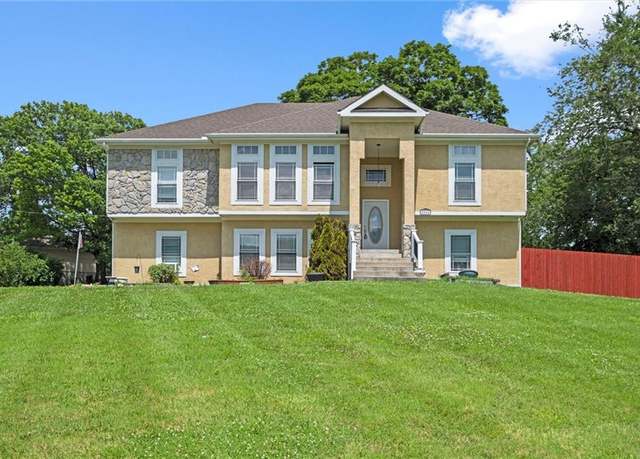 Property at 2248 Vilas St, Leavenworth, KS 66048, 5 beds, 3 baths