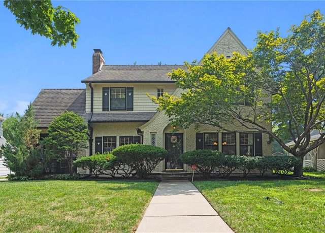Property at 27 W 69th Ter, Kansas City, MO 64113, 3 beds, 2.5 baths