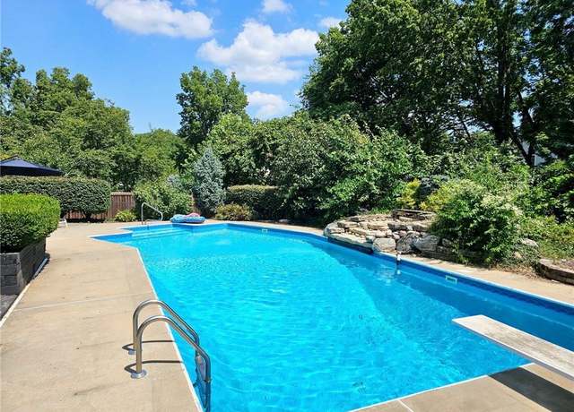Property at 12509 King St, Overland Park, KS 66213, 4 beds, 4.5 baths