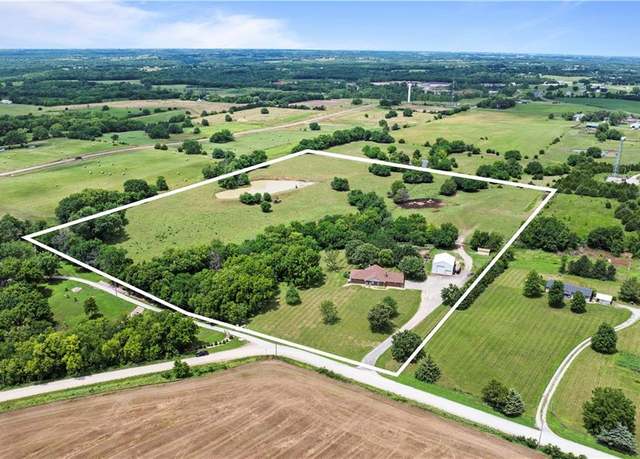 Property at 23276 Evans Rd, Tonganoxie, KS 66086, 5 beds, 3.5 baths