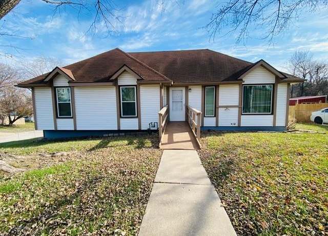 Property at 900 Summit Rd, Knob Noster, MO 65336, 3 beds, 2.5 baths