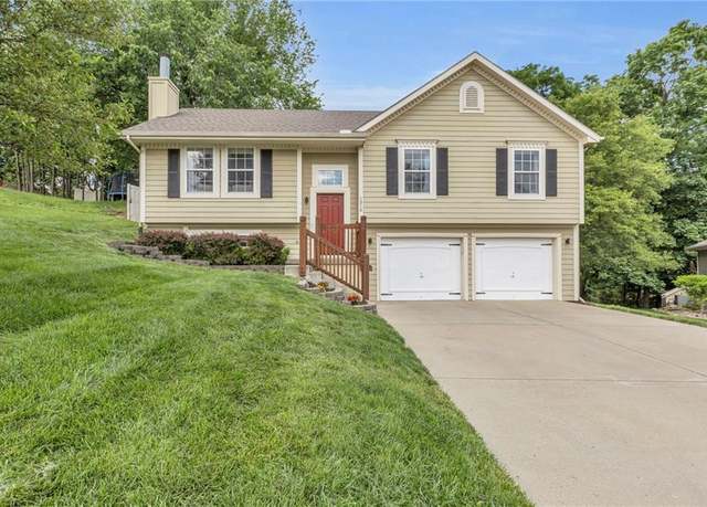 Property at 1310 NW 74th Pl, Kansas City, MO 64118, 3 beds, 2.5 baths