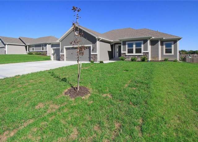 Property at 3712 NE 90th St, Kansas City, MO 64156, 3 beds, 2 baths