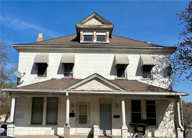 Property at 1322-1 N 2nd St, St Joseph, MO 64501, 6 beds, 2.5 baths
