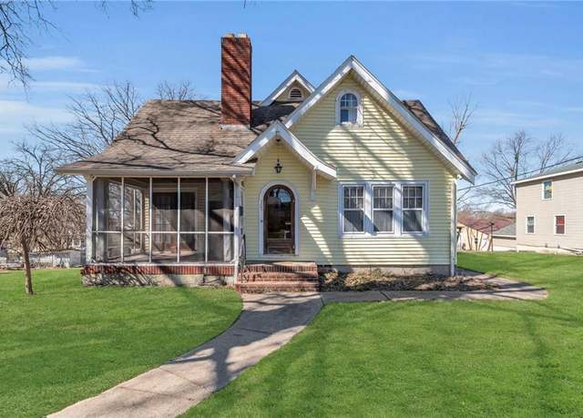 Property at 305 N Monroe St, Carrollton, MO 64633, 6 beds, 2 baths