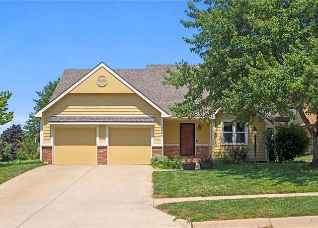 Property at 1204 Chadwick Ct, Lawrence, KS 66049, 3 beds, 2.5 baths
