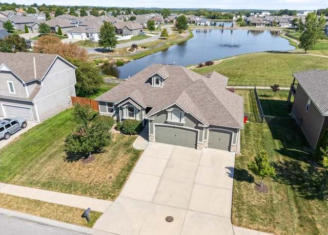 Property at 1106 SW 10th St, Oak Grove, MO 64075, 4 beds, 3 baths