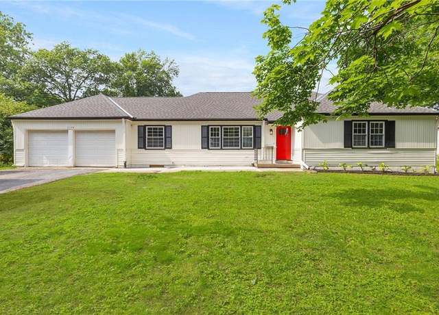 Property at 1104 W 100th Ter, Kansas City, MO 64114, 3 beds, 2 baths