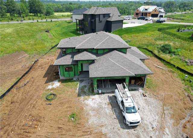 Property at 2531 NE Woodland Oaks Cir, Lee's Summit, MO 64086, 5 beds, 4 baths