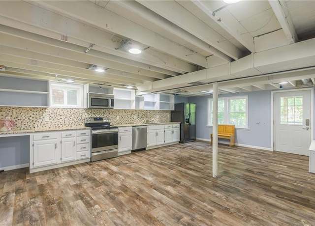 Property at 6607 Quail Run Dr, Parkville, MO 64152, 4 beds, 3 baths