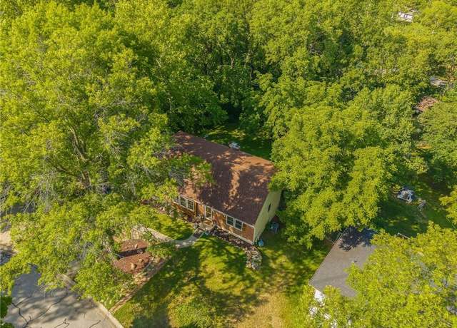 Property at 6607 Quail Run Dr, Parkville, MO 64152, 4 beds, 3 baths