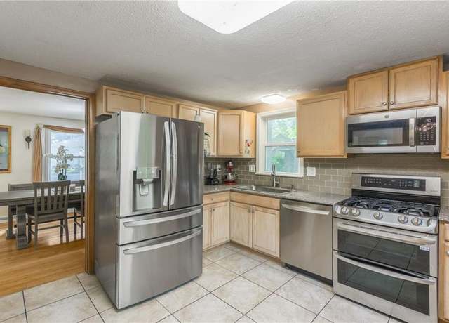 Property at 6607 Quail Run Dr, Parkville, MO 64152, 4 beds, 3 baths