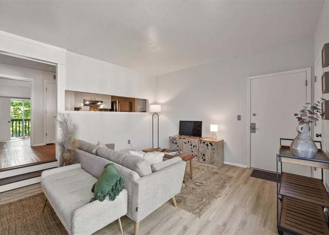 Property at 470 W 104th St Unit C, Kansas City, MO 64114, 1 bed, 1 bath