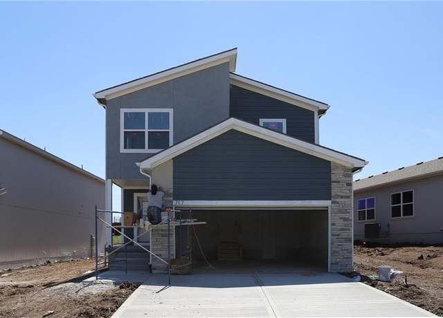 Property at 717 Glenn Cir, Raymore, MO 64083, 3 beds, 2.5 baths