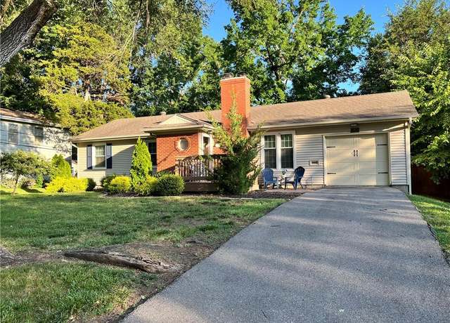 Property at 7923 W 92nd St, Overland Park, KS 66212, 3 beds, 2 baths