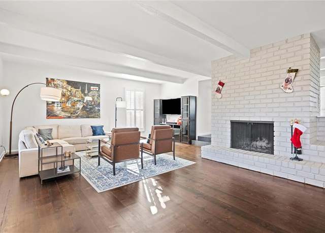 Property at 6907 Edgevale Rd, Kansas City, MO 64113, 3 beds, 2.5 baths