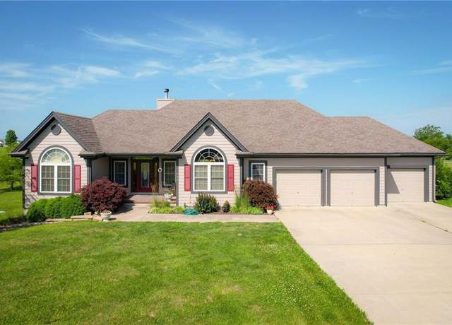 Property at 220 Lakota Ln, Lee's Summit, MO 64086, 4 beds, 3 baths