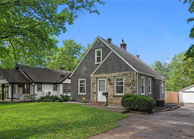 Property at 8242 Belleview Ave, Kansas City, MO 64114, 3 beds, 2 baths