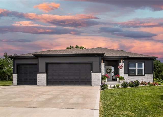 Property at 11809 E Ridgeview Ct, Peculiar, MO 64078, 4 beds, 3 baths