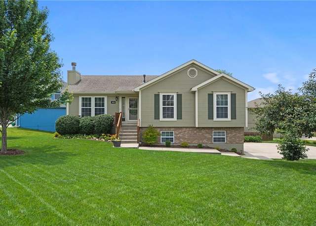 Property at 10316 N Elmwood Ct, Kansas City, MO 64156, 3 beds, 3 baths