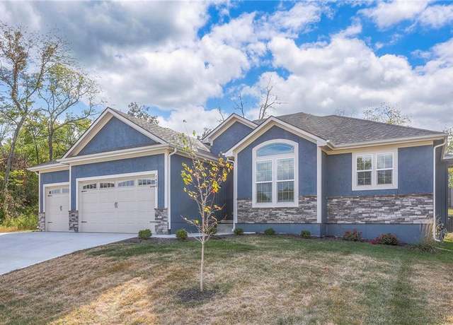 Property at 1600 SW Stonewall Dr, Oak Grove, MO 64075, 3 beds, 2 baths