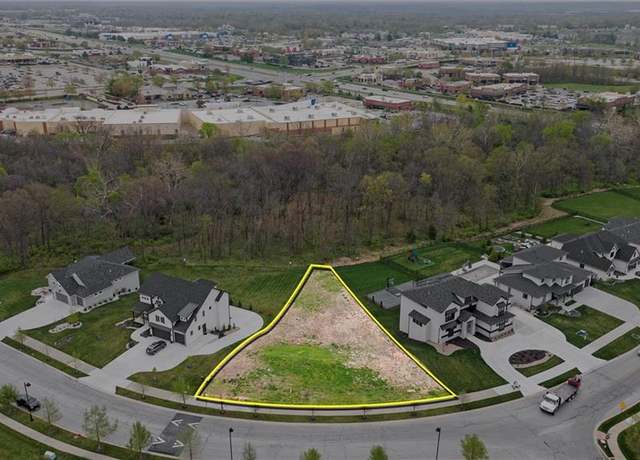 Property at 8707 NE Shoal Creek Valley Dr, Kansas City, MO 64157