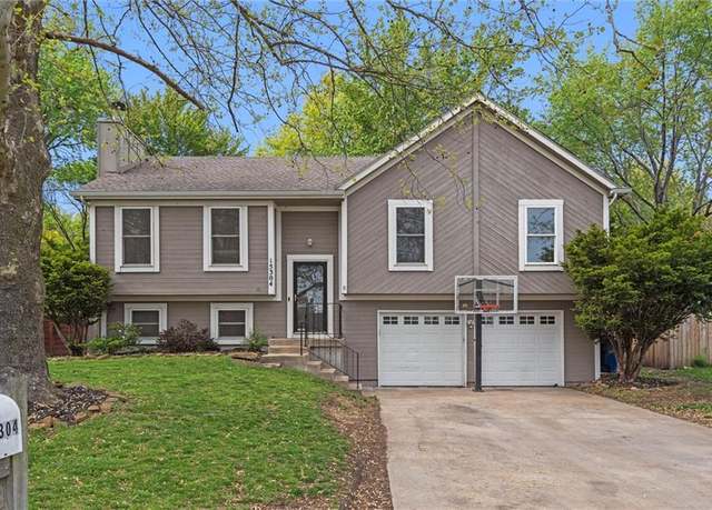 Property at 15304 W 152nd St, Olathe, KS 66062, 3 beds, 2.5 baths