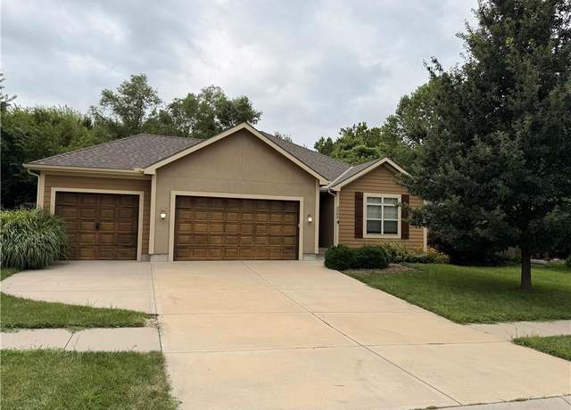 Property at 4904 Parkway Dr, Leavenworth, KS 66048, 4 beds, 3 baths