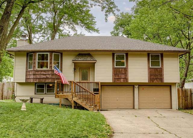 Property at 302 E 11th St, Kearney, MO 64060, 3 beds, 3 baths