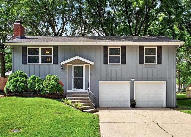 Property at 2021 E Mohawk Dr, Olathe, KS 66062, 3 beds, 1.5 baths