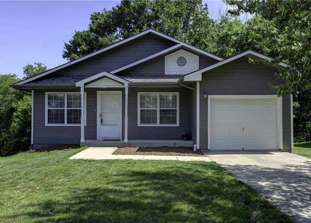 Property at 300 E 17th St, Kearney, MO 64060, 3 beds, 2 baths