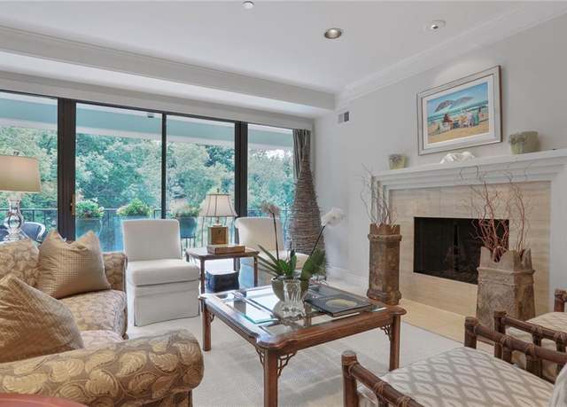 Property at 433 Ward Pkwy Unit 5S, Kansas City, MO 64112, 2 beds, 2.5 baths